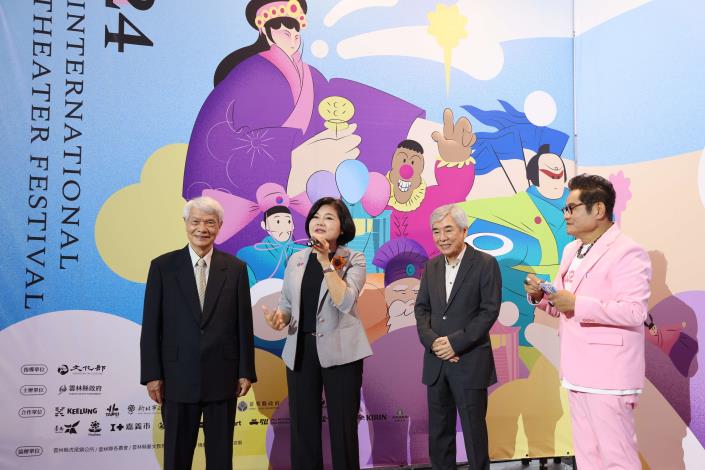 縣長張麗善、霹靂國際多媒體股份有限公司董事長黃文章(右2)、雲林縣政府首席顧問黃逢時(左1)一同走紅地毯進入會場