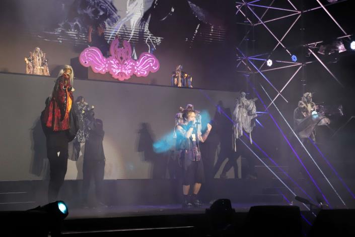 開幕音樂會透過布袋戲、電音、聲光效果融合創新,展現熱鬧效果。