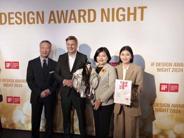 左起if Design Asia總經理李建國、If Design CEO Uwe Cremering 、雲林縣長張麗善、文觀處長陳璧君