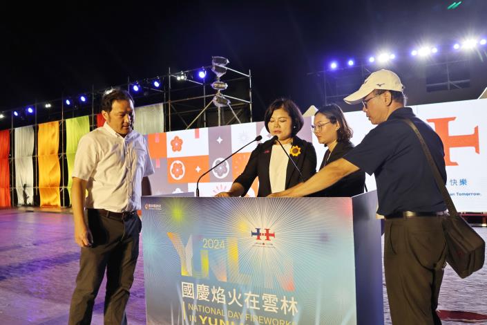 張縣長測試致詞麥克風功能及檢視講台