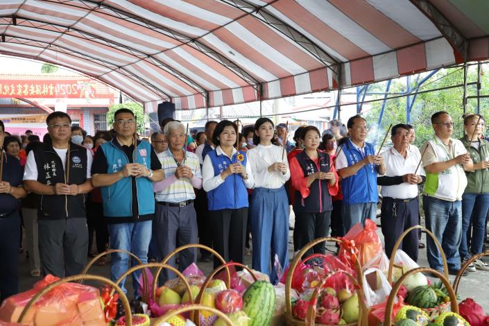 二崙鄉深坑社區舉辦溪王祭活動，縣長張麗善等人與鄉親共同上香祈福，感念新虎尾溪對詔安先民的恩澤。