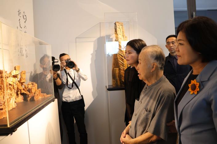 張縣長等觀賞 張敬藝術館鎮館之寶 黃山